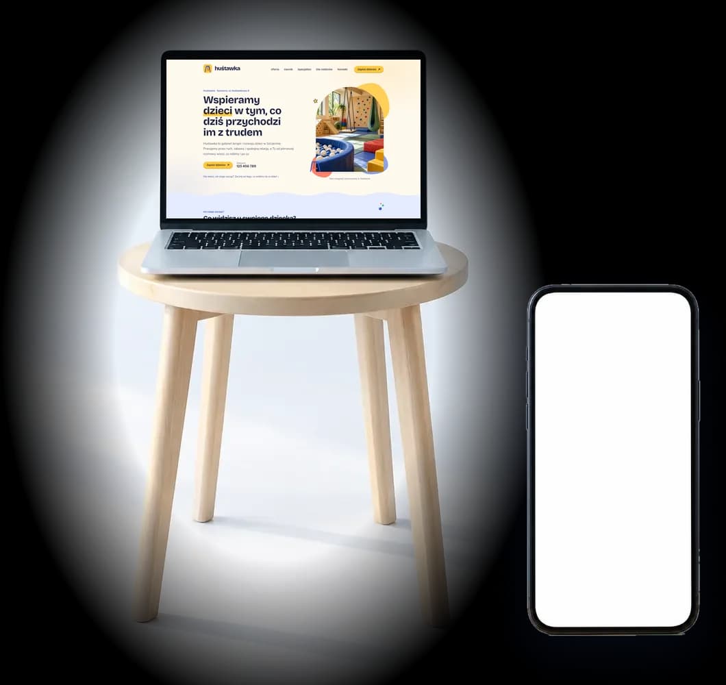 Strona gabinetu Huśtawka na laptopie na drewnianym taborecie i na telefonie
