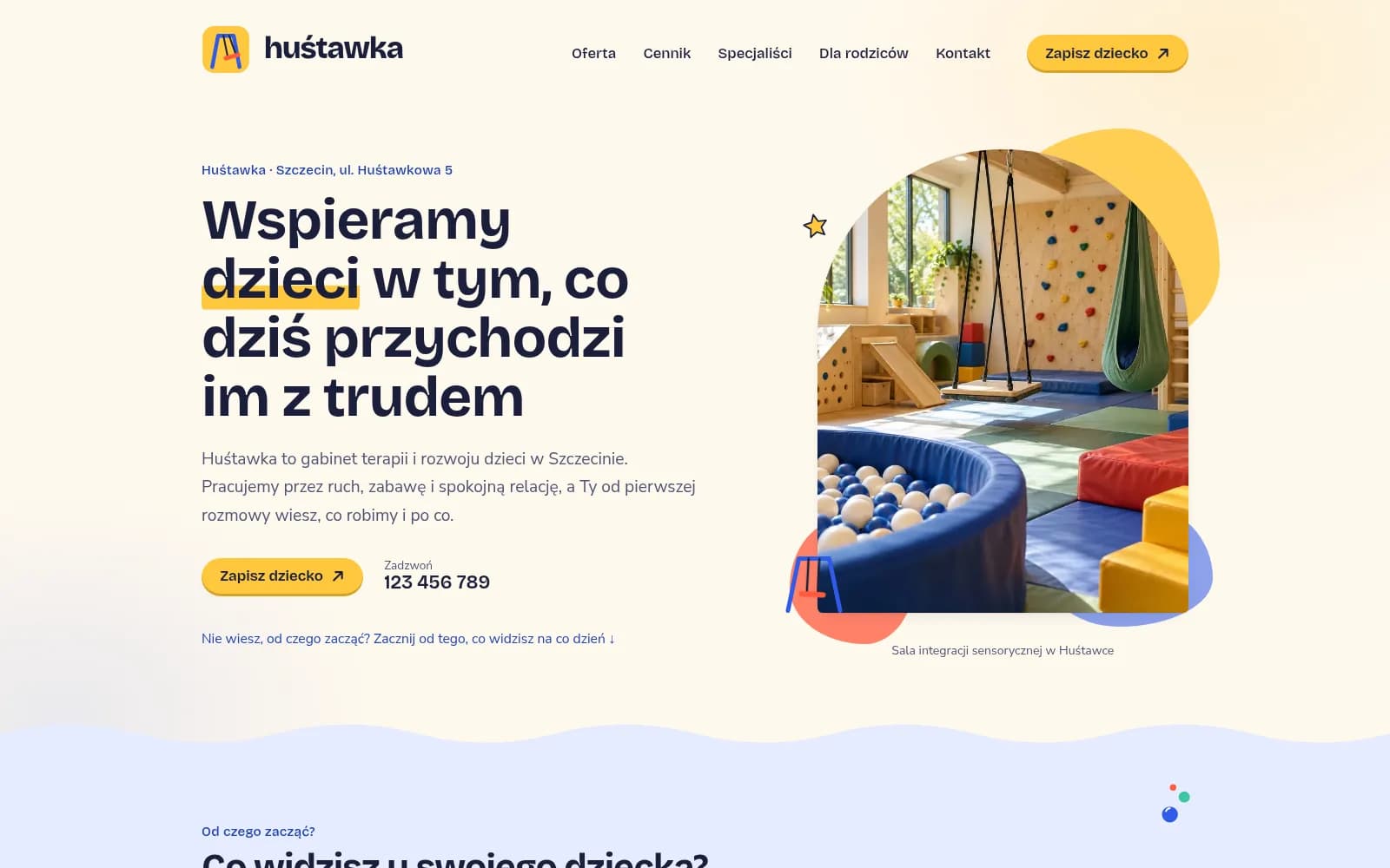 Strona główna prezentacji Huśtawka: kremowe tło, nagłówek „Wspieramy dzieci w tym, co dziś przychodzi im z trudem”, zdjęcie sali z huśtawką i basenem z kulkami, żółty przycisk „Zapisz dziecko”